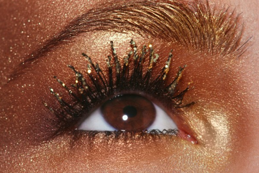 Zo haal je glitters van je gezicht, haar en nagels