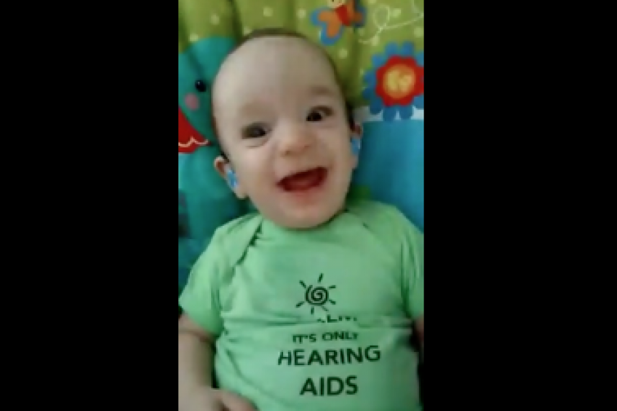 Trop Chou Il Sourit A Sa Maman En L Entendant Pour La Premiere Fois