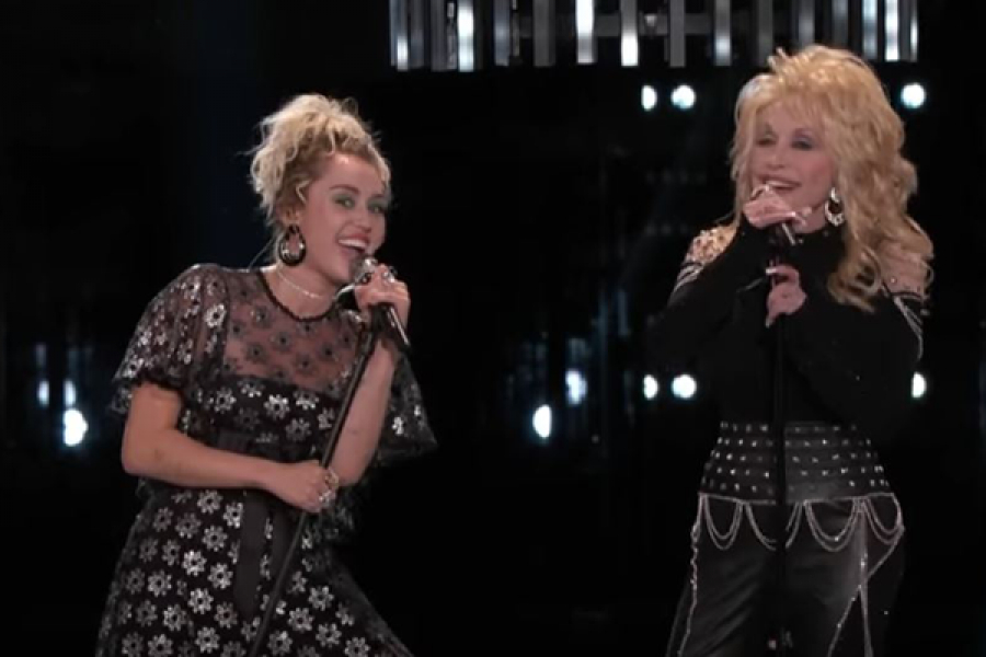 Video Miley Cyrus Bracht Jolene Samen Met Haar Meter Dolly Parton En Het Klonk Fe No Me Naal