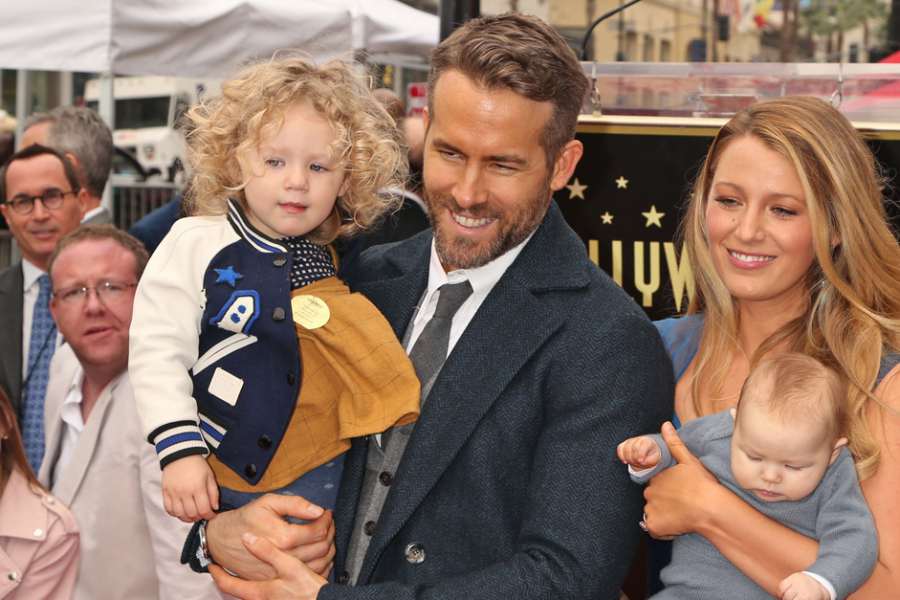 Portrait De Famille Blake Lively Et Ryan Reynolds Présentent Leurs Filles 