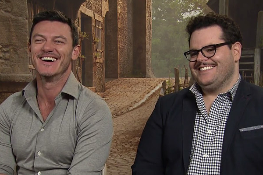 VIDEO Luke Evans en Josh Gad uit 'Beauty and the Beast' over hun bromance