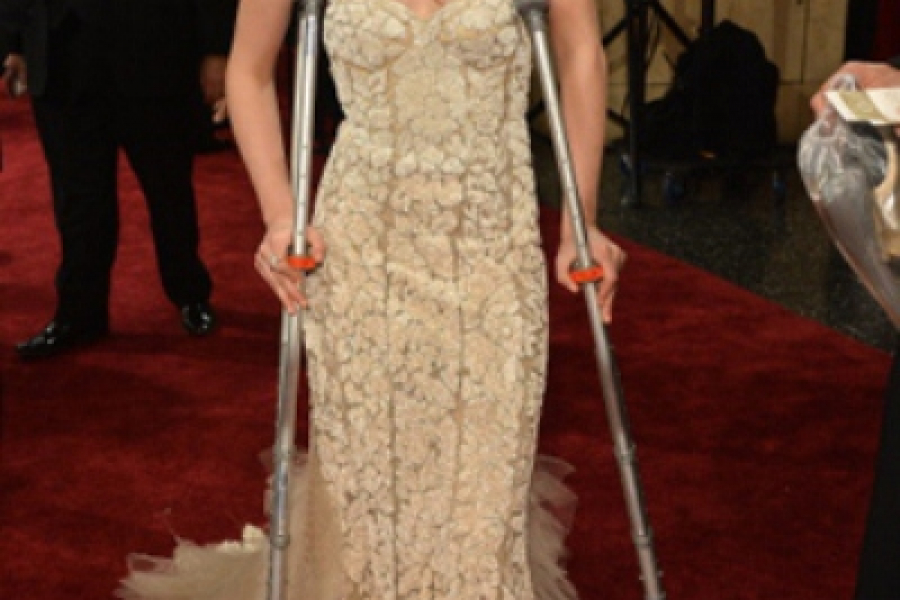 Kristen Stewart op krukken FashionistaMagazine.nl