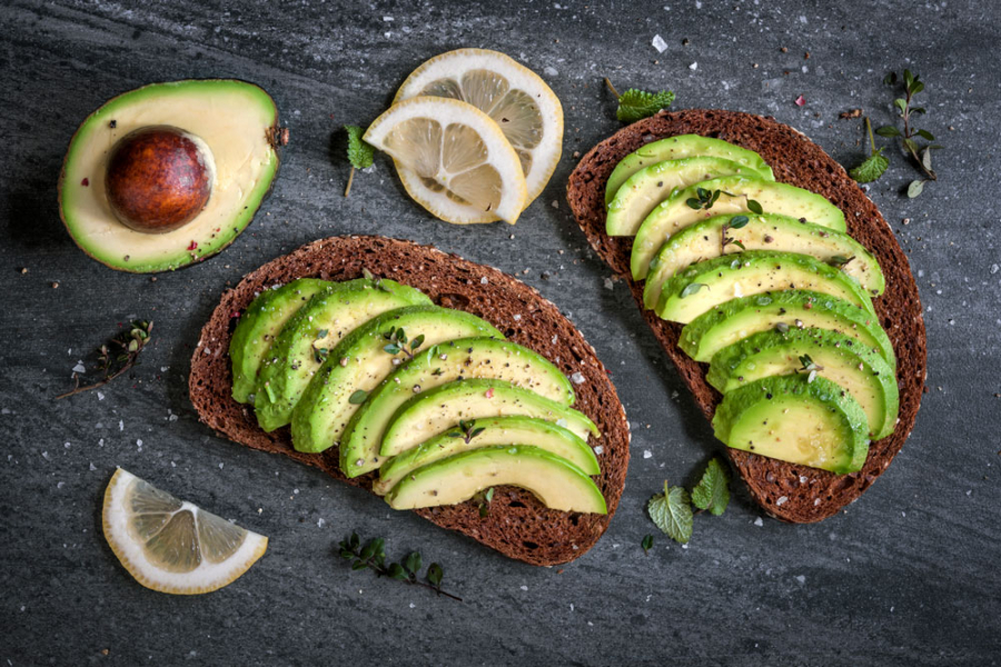 Zo voorkom je dat je halve avocado bruin wordt