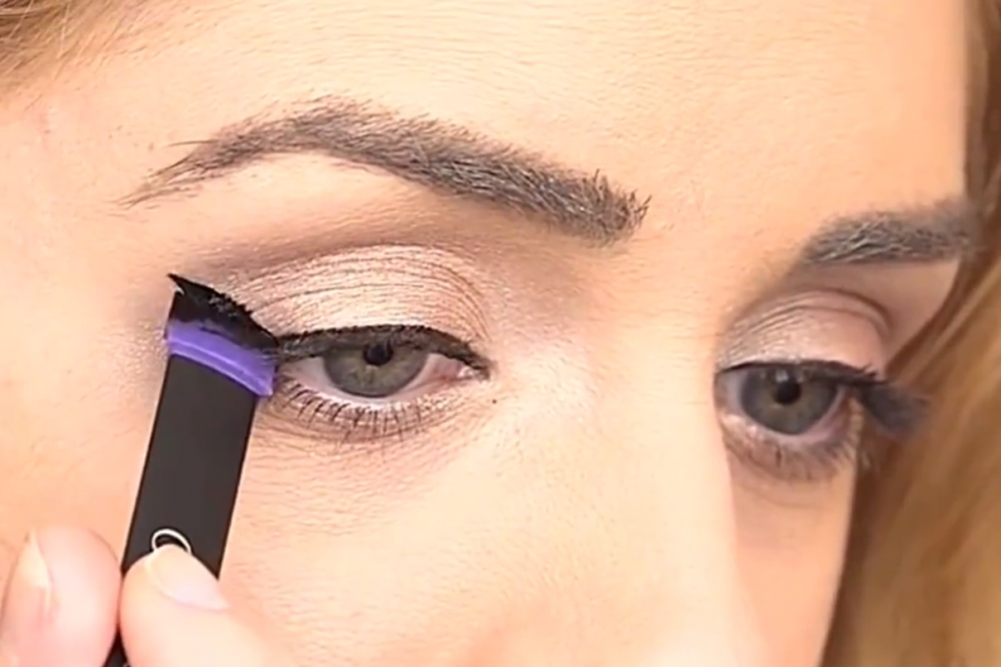 Dankzij deze stempel zet jij altijd dé perfecte winged eyeliner