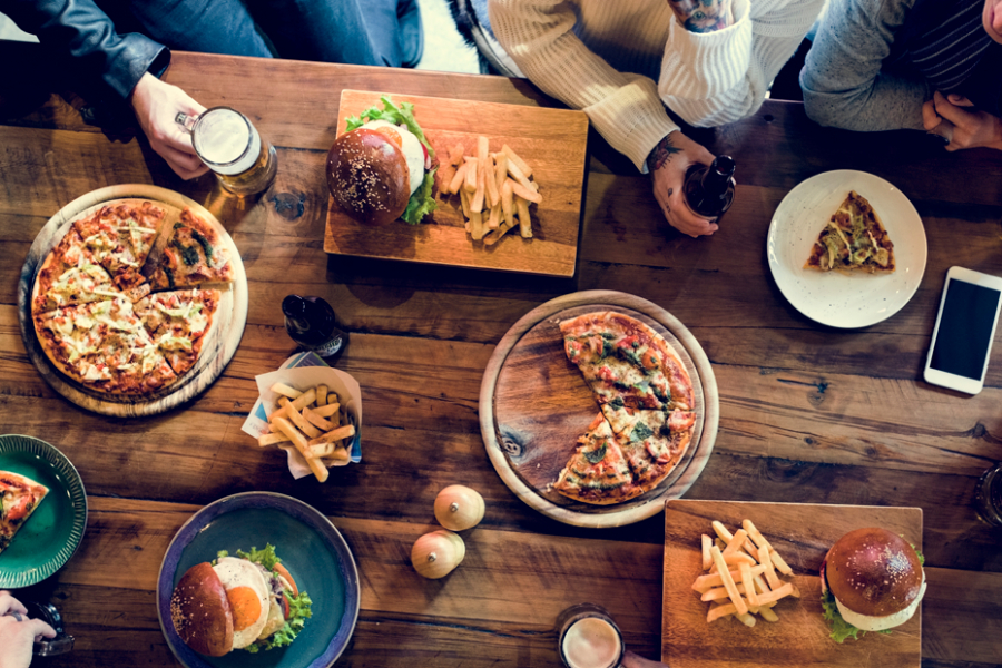 Voici l'heure à laquelle on devrait toujours quitter un dîner entre amis