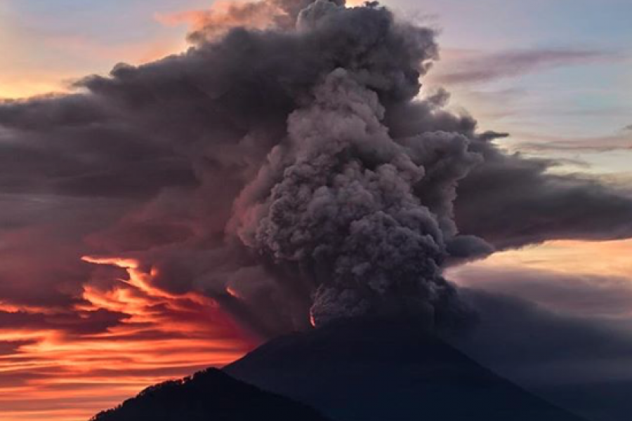  PHOTOS  le volcan  Agung envahit Bali de fum e