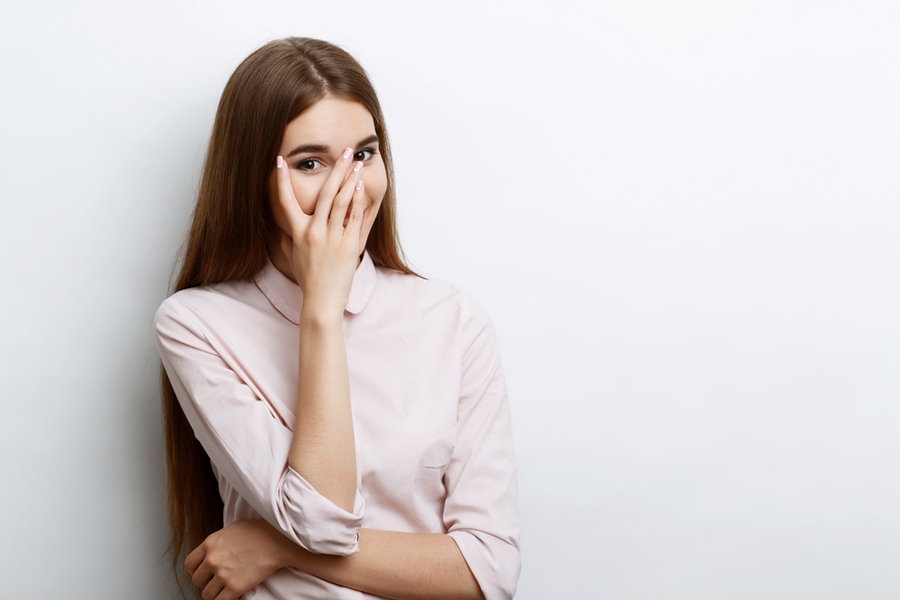 Deze 5 tips leren je omgaan met blozen - Fashionista