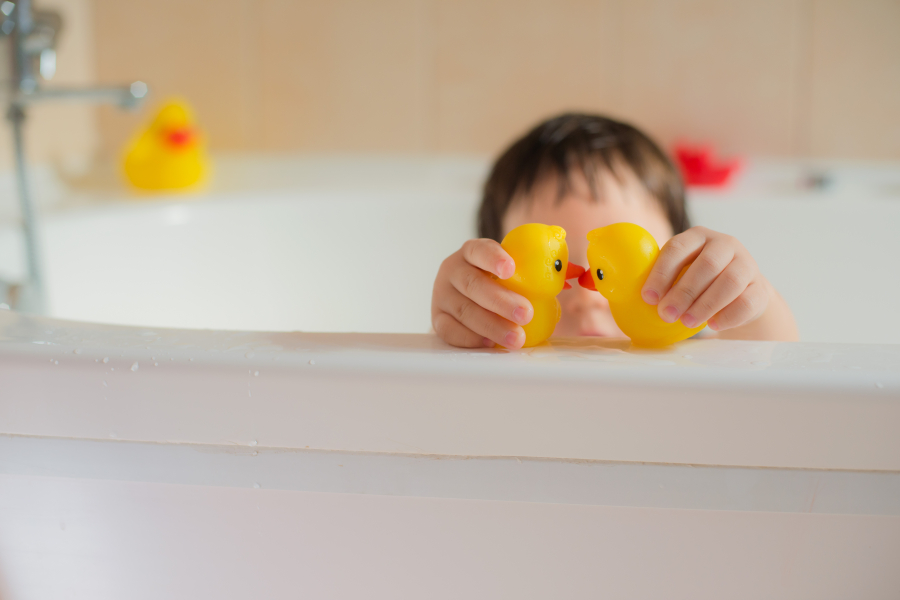 L Astuce Naturelle Pour Nettoyer Les Jouets De Bain En Plastique