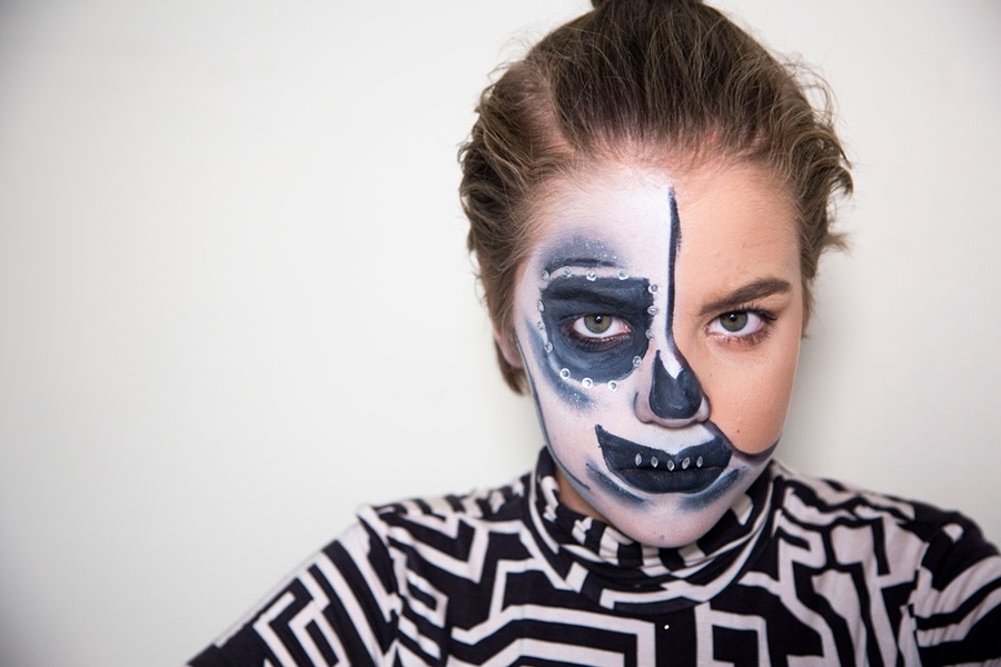 Een Sparkly Skelet Op Halloween Makeup By Stan Laat Zien Hoe Het Moet