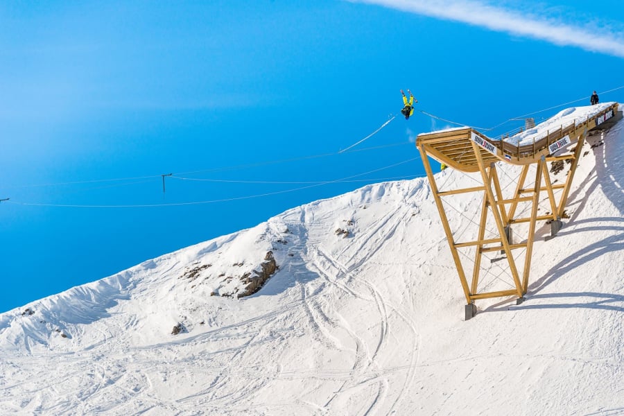 A Tignes On Saute A L Elastique En Ski Ou En Snowboard