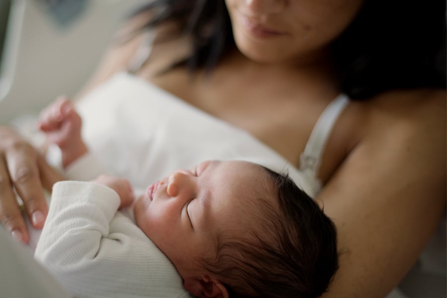 Voila Pourquoi Vous Ne Devez Pas Dormir Avec Votre Bebe Sur Votre Poitrine
