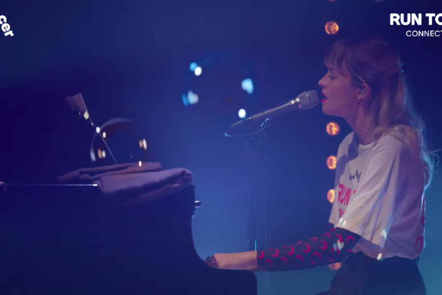 Angele Et La Montre Magique Angèle reprend Gun N'Roses et le résultat est magique