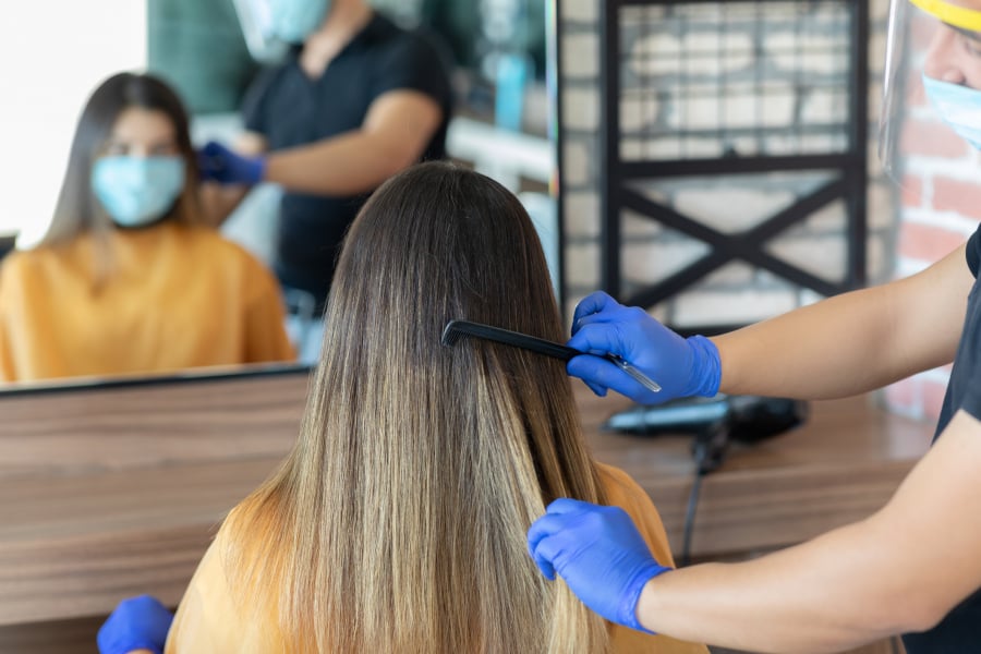 Ce Salon De Coiffure Offre Une Coupe De Cheveux Gratuite Aux Patron(ne ...