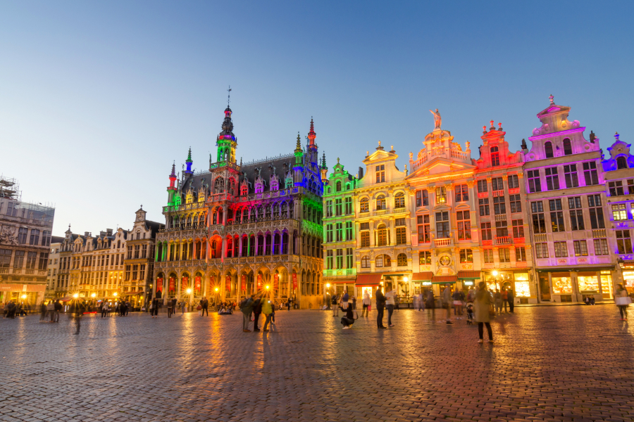 La Grand Place De Bruxelles S'illumine Aux Couleurs De L'arc-en-ciel