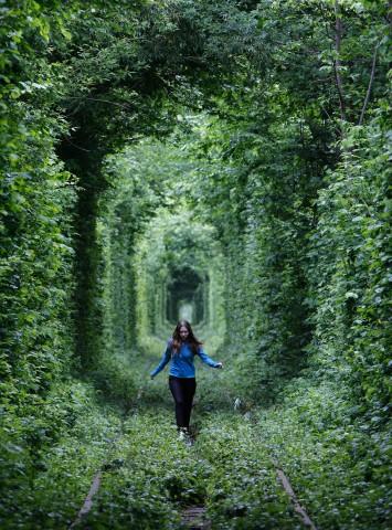 Faire un voeu dans le tunnel de l'amour (Ukraine)