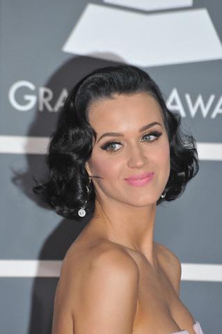 Katy Perry avec des boucles classiques