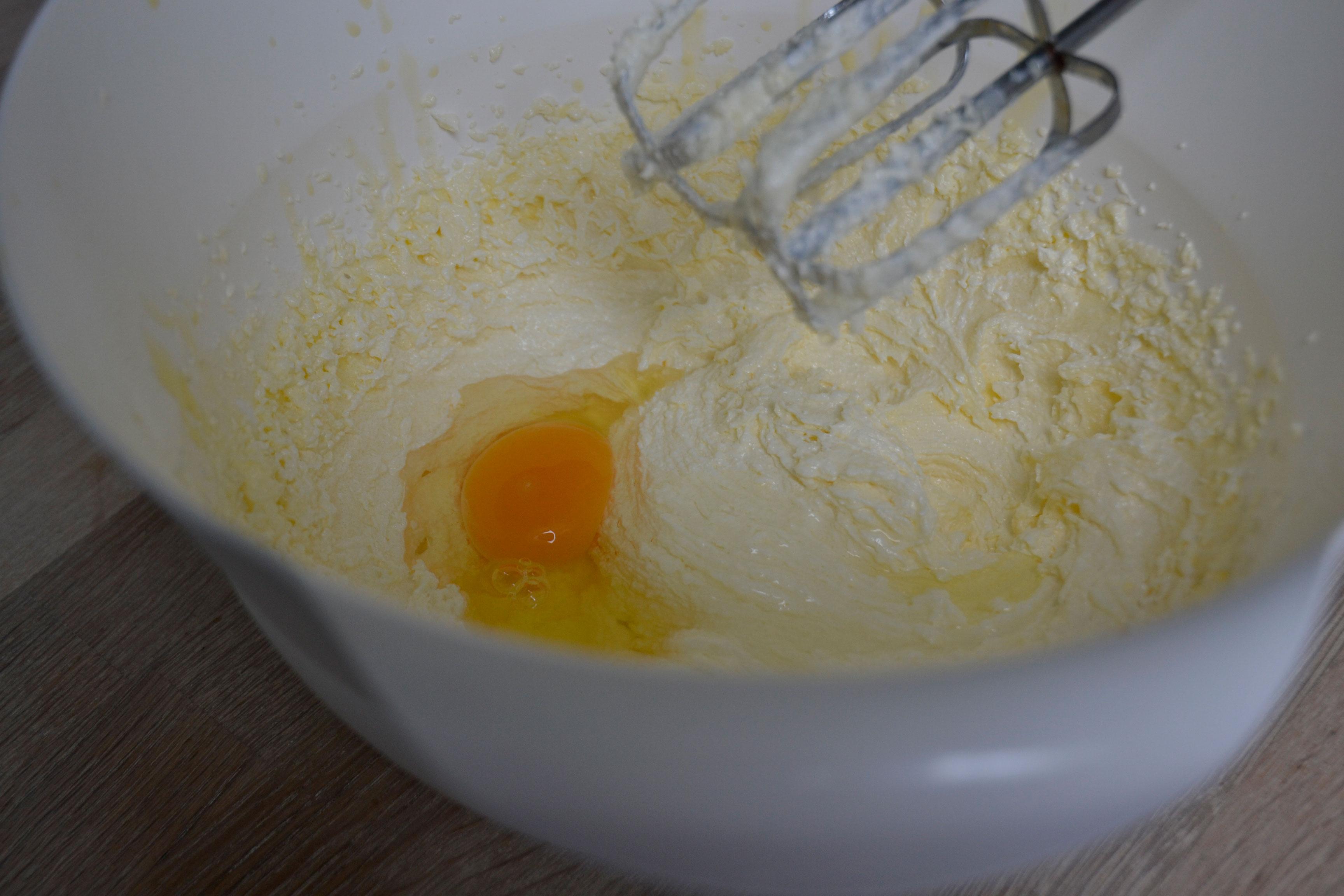 Ajoutez les oeufs, un par un