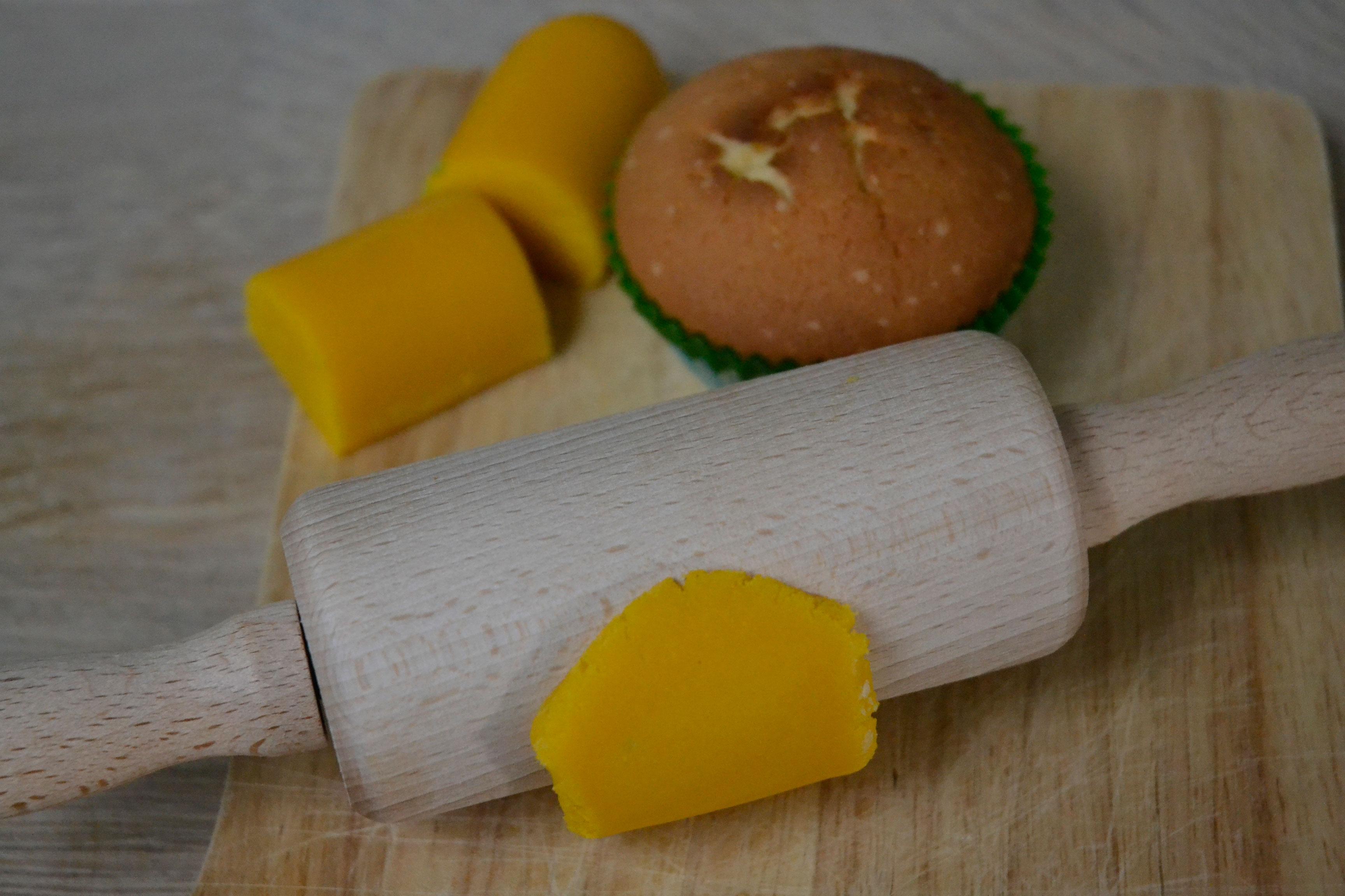 Faire le corps du poussin en pâte jaune