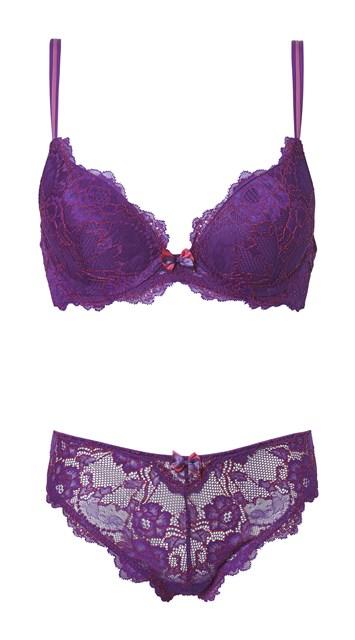 Kanten lingerieset - Hunkemöller - 29,99 euro voor de beha en 14,99 euro voor de slip