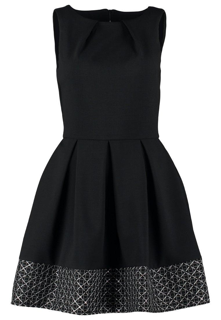 Outfit 3: jurk met glitterafwerking - Closet bij Zalando - 64,95 euro