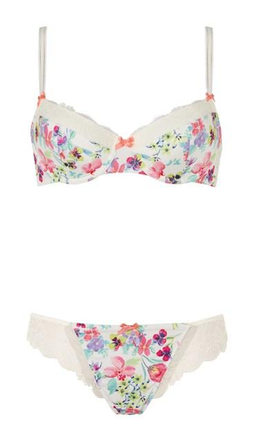 Lingeriesetje met bloemenprint - Hunkemöller - 29,99 euro voor de beha en 14,99 euro voor de slip
