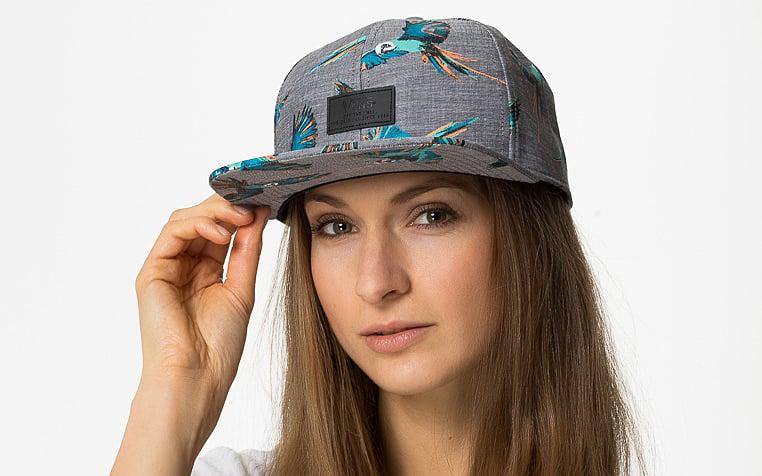 la-casquette-est-de-retour-les-filles