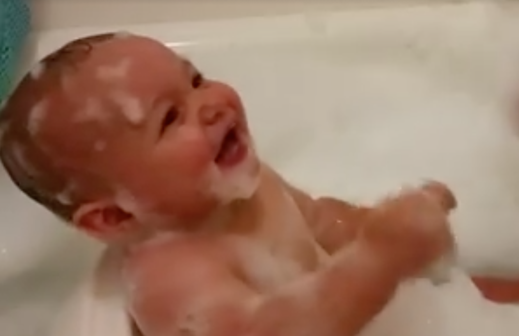 Video Comment Amuser Son Bebe Dans Le Bain Femmes D Aujourd Hui