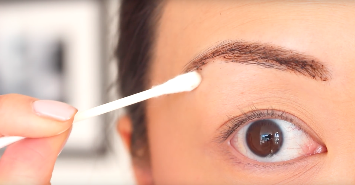 DIY teindre ses sourcils avec du café et du chocolat