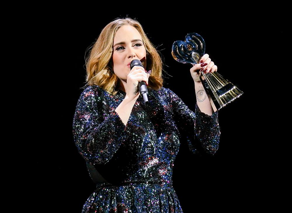 Adele met de iHeartRadio Music Award voor beste song op het podium in Birmingham, 31 maart 2016.