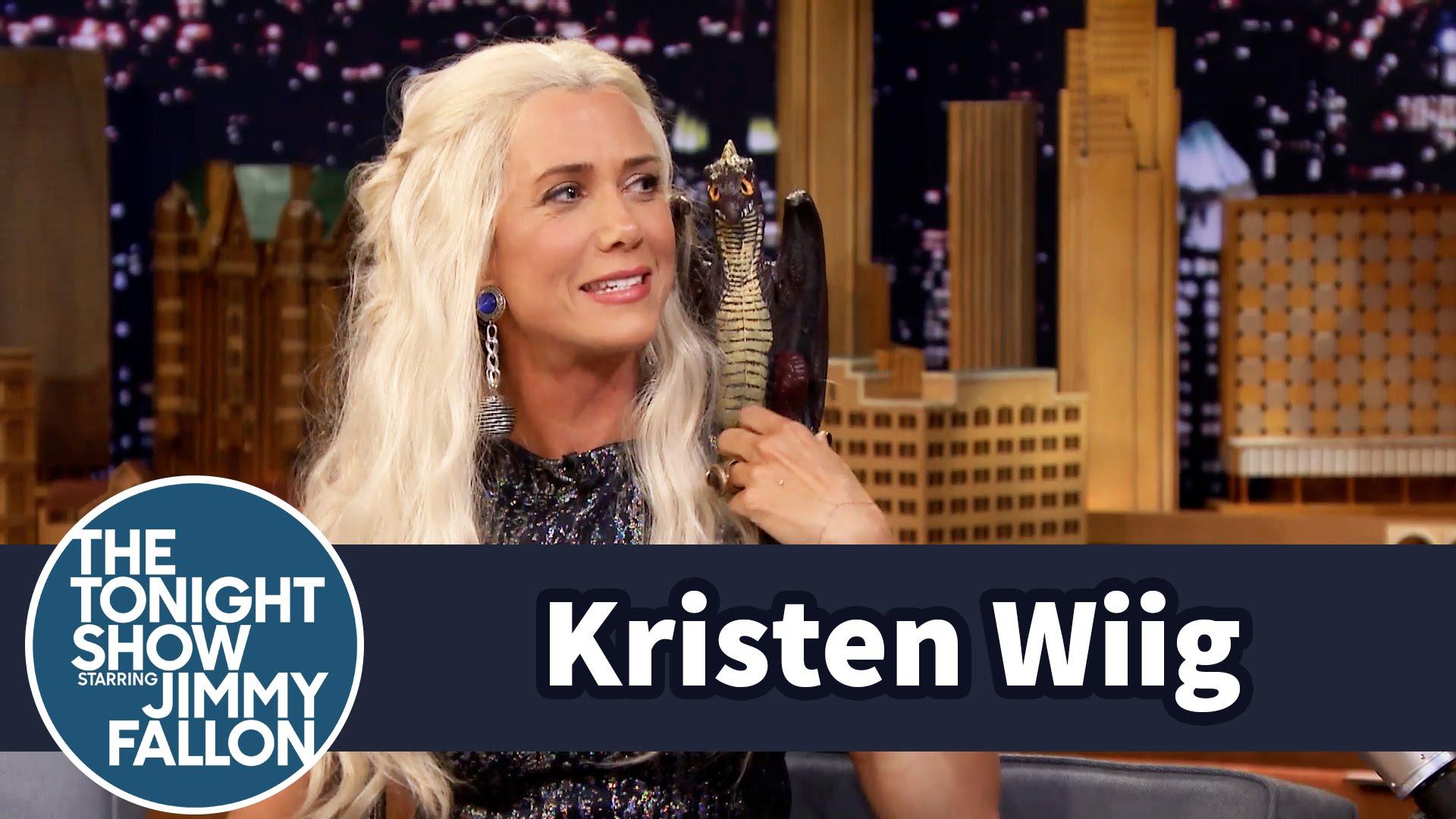 Video Comedienne Kristen Wiig Is Khaleesi Uit Game Of Thrones In Hilarisch Interview Bij Jimmy Fallon Fashionista