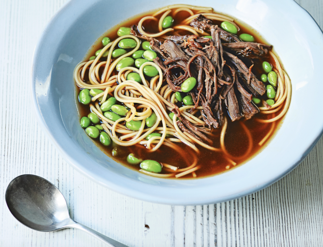 Bouillon d'été soupe chinoise aux nouilles, bœuf, fèves et anis étoilé