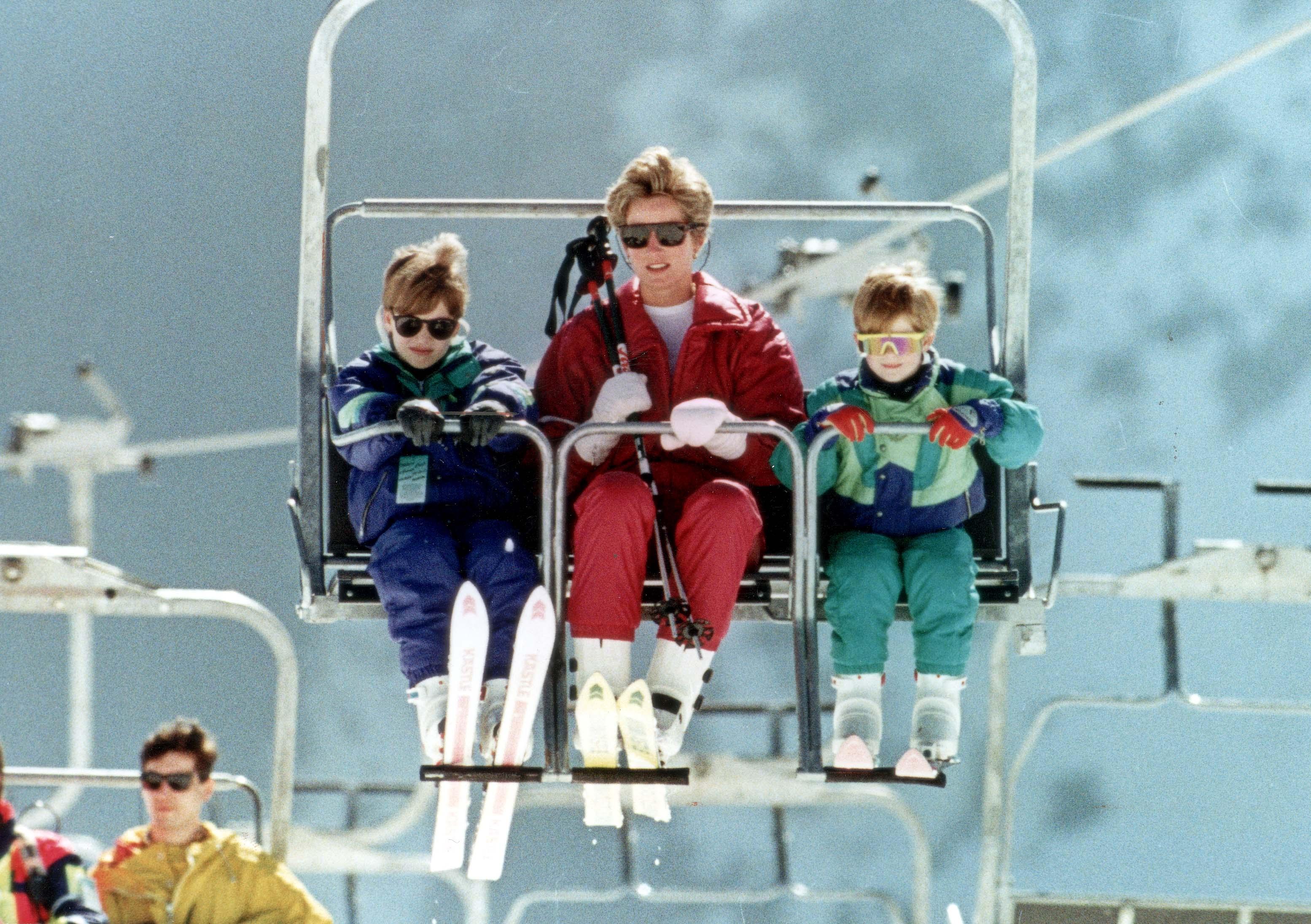 Diana met Prins William en Prins Harry op de skilift in Lech, Oostenrijk (1993)