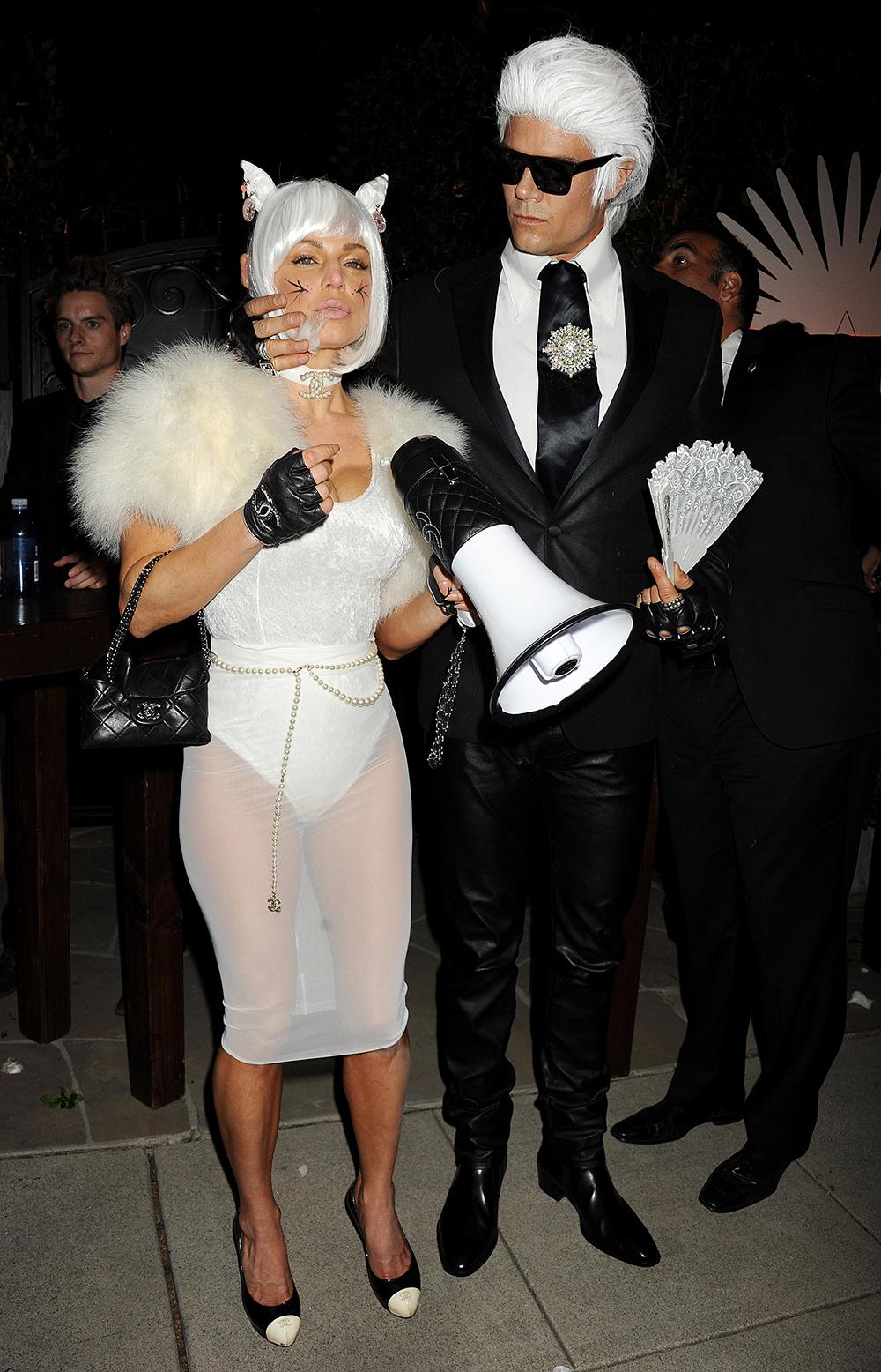 Fergie en Josh op een Halloweenfeestje in Los Angeles als Karl Lagerfeld en Choupette - 30 oktober 2015
