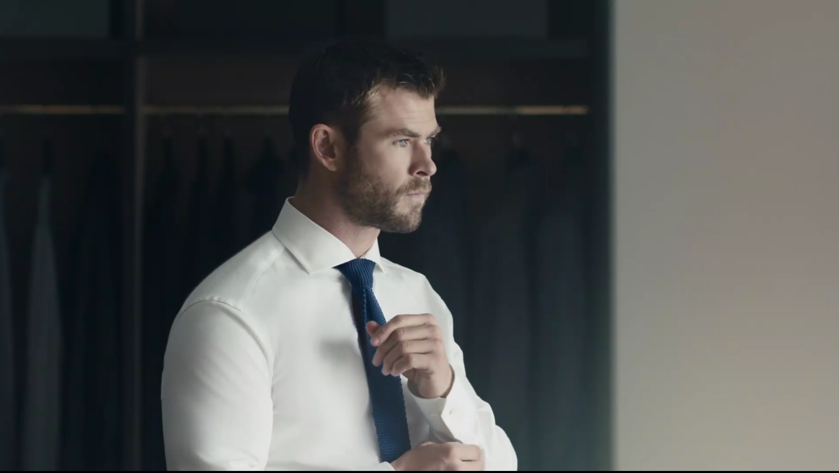 Decoderen Overleving Pennenvriend OH LA LA: Chris Hemsworth deelt zijn reclamespot voor Hugo Boss en het  internet valt in zwijm