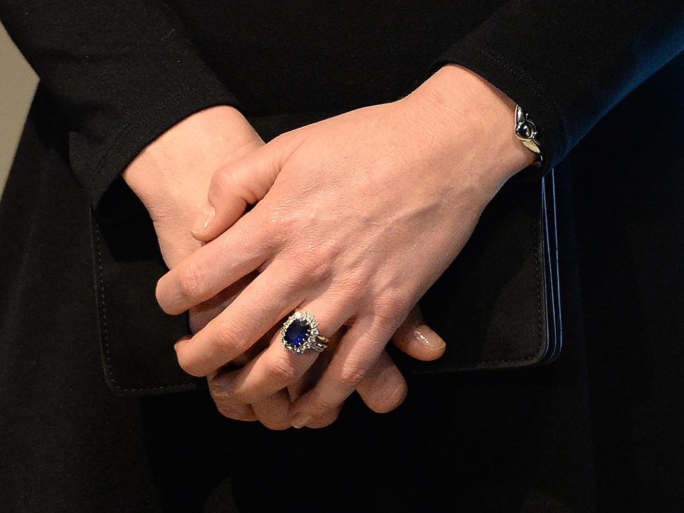 Kate Middleton met haar verlovingsring uit blauw saffier en diamanten.