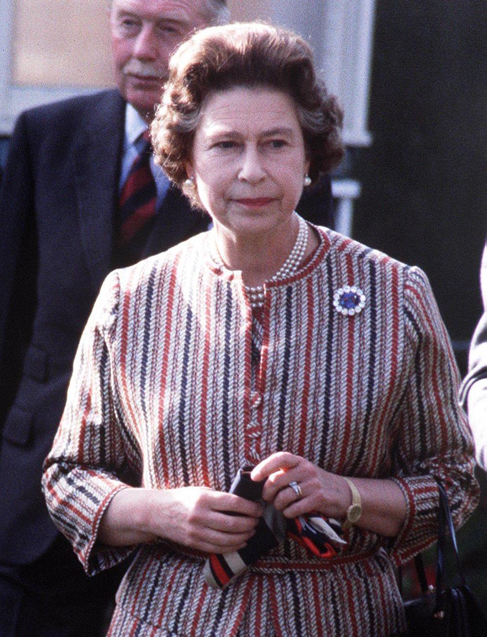Queen Elizabeth II in 1980 met de blauw saffieren en diamanten broche.
