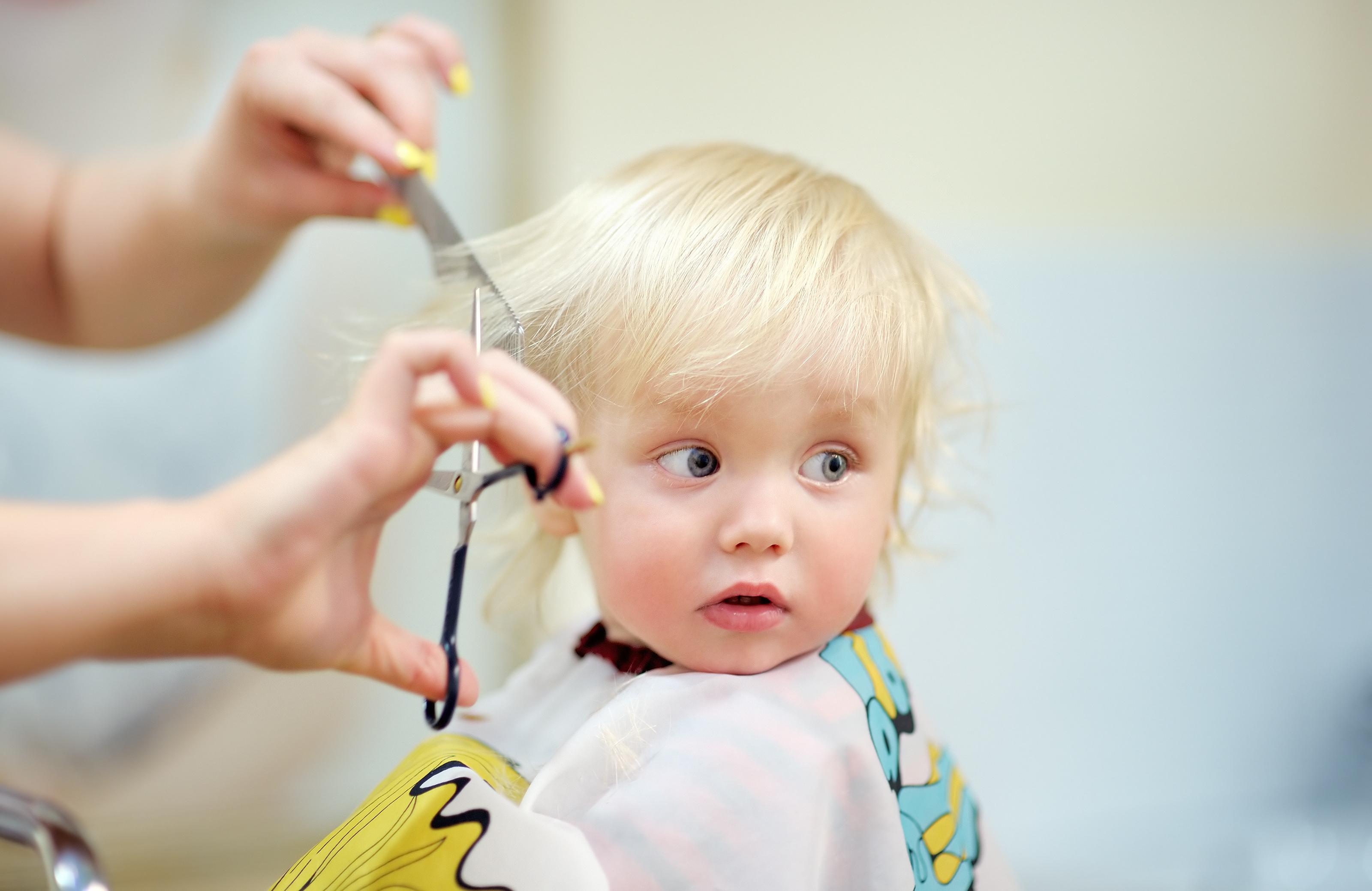 Votre Enfant La 1ere Fois Chez Le Coiffeur Les Trucs A Savoir