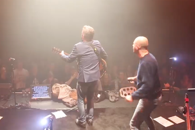 VIDEO: Bart Peeters zingt zijn lied over Stan Van Samang ...