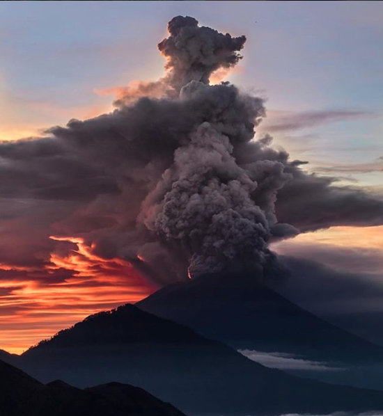  PHOTOS  le volcan  Agung  envahit Bali de  fum e