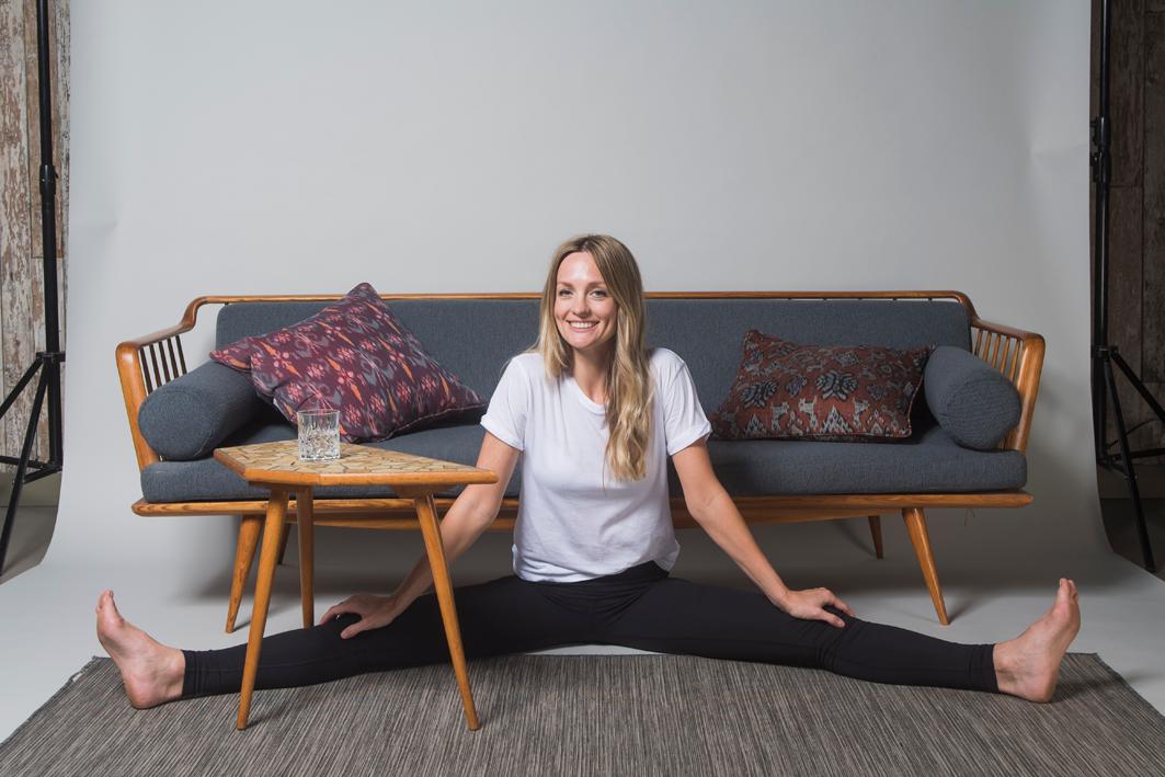 Yoga voor de couchpotato 8 oefeningen die je kan doen voor de televisie