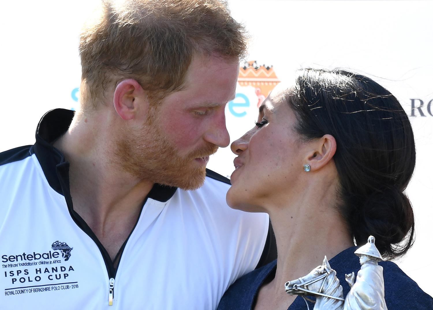 Vidéo Ladorable Baiser Entre Le Prince Harry Et Meghan Markle Femmes Daujourdhui 