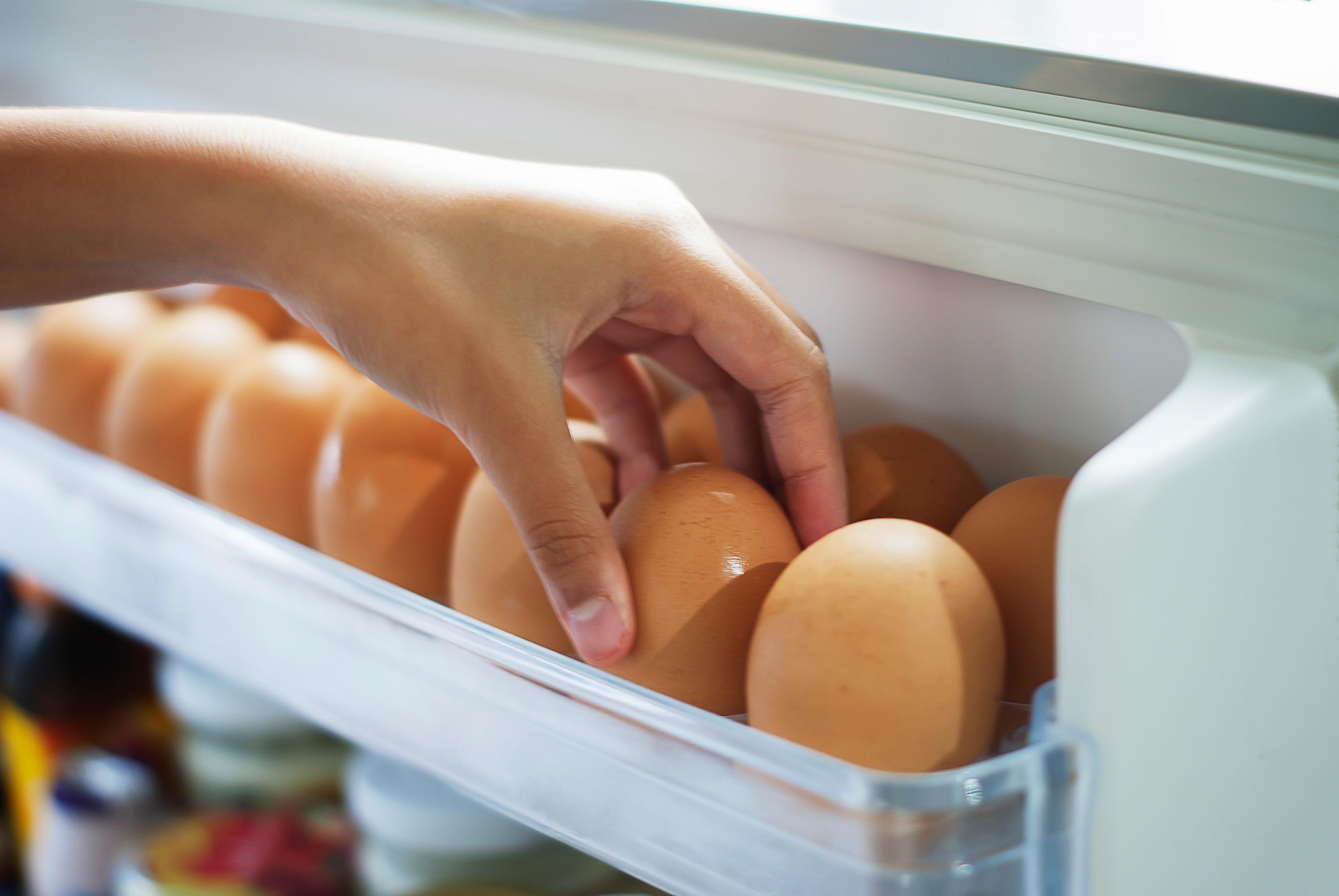 Сколько хранить домашнее яйцо. Хранение яиц в холодильнике. Яйца в холодильнике. Яйца на дверце холодильника. Куриные яйца в холодильнике.