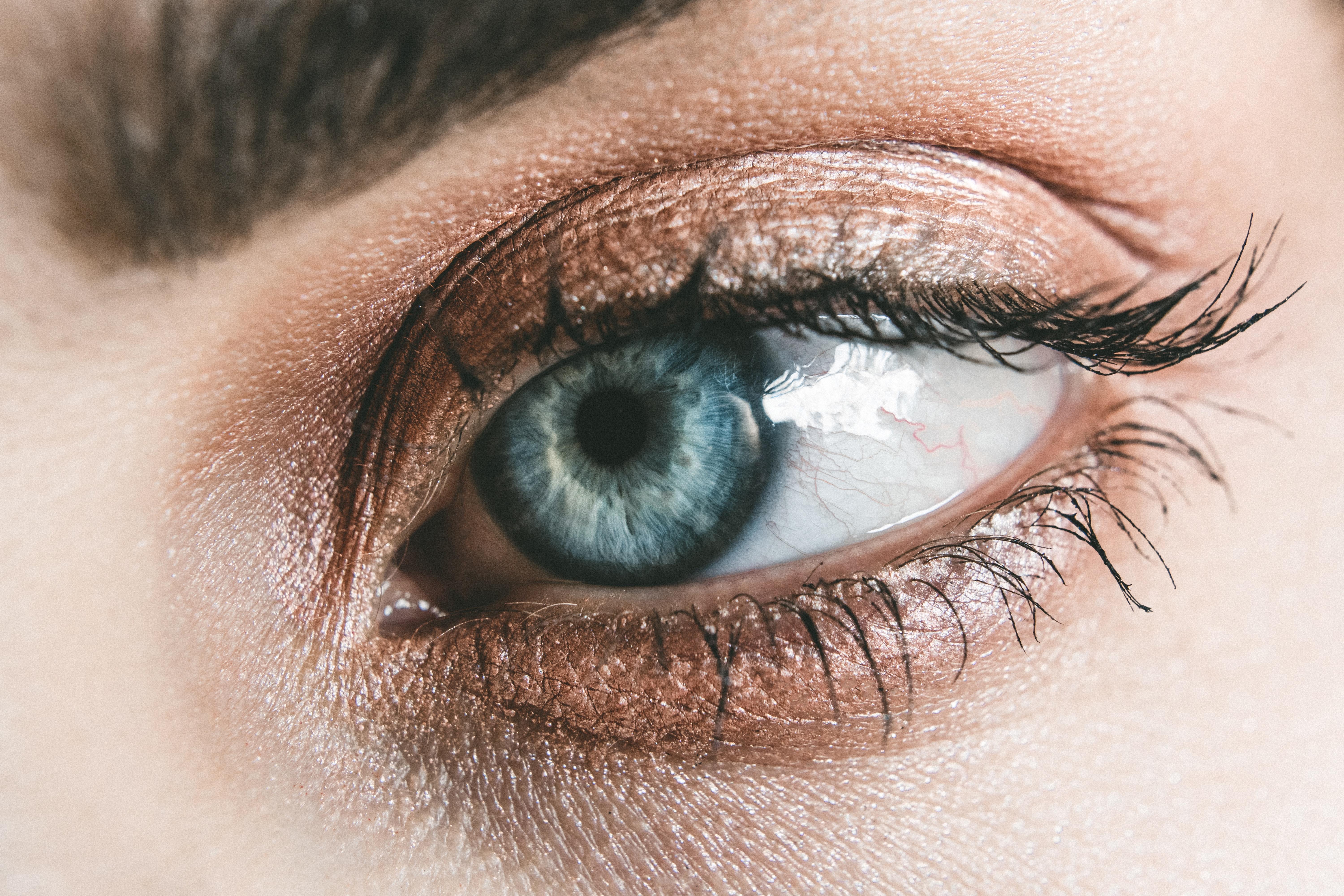 Yeux bleus? mieux vaut éviter ces deux couleurs de cheveux