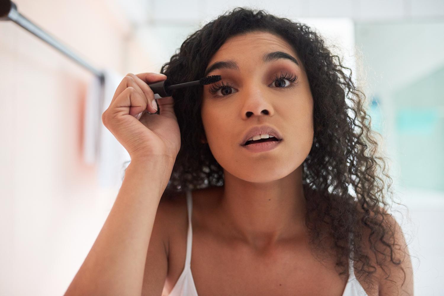 Pourquoi vous ouvrez la bouche lorsque vous mettez du mascara Femmes