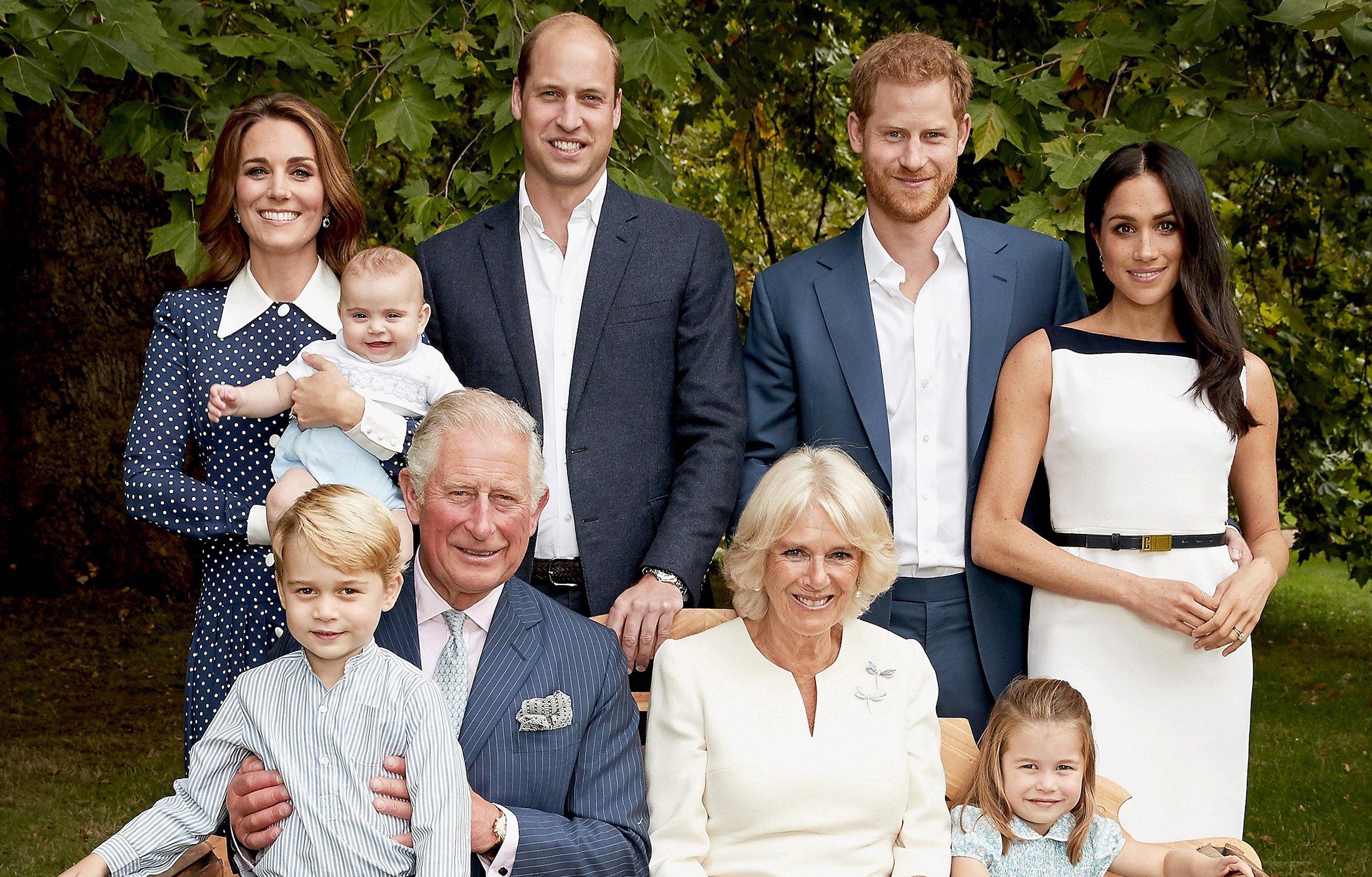 On adore: le prince Louis tout sourire dans les bras de son grand-père, le prince Charles ...