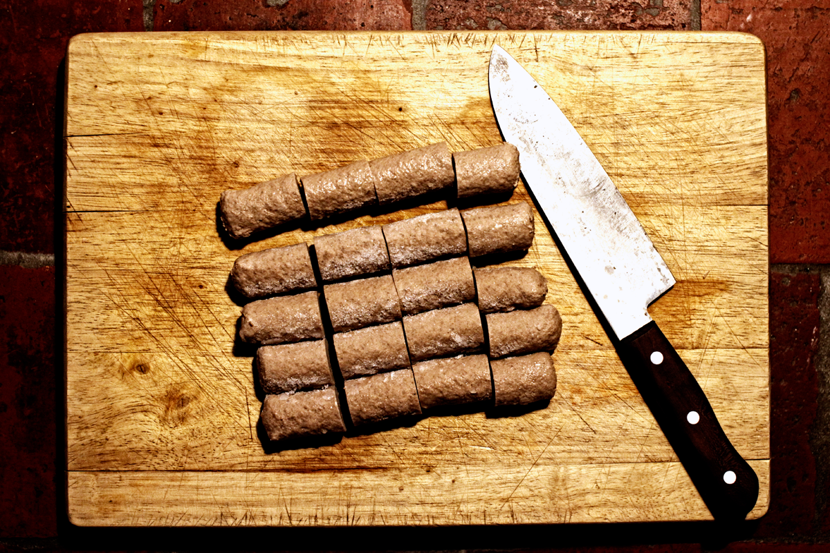 Wat zit er nu écht in een frikandel?