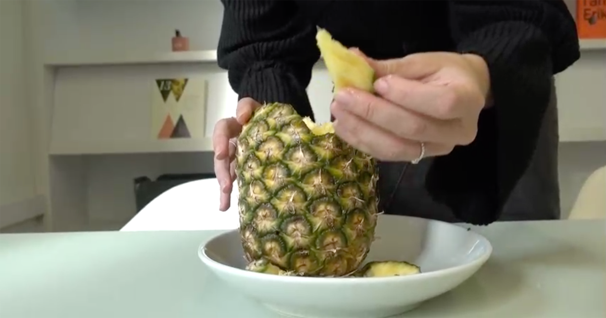 ZIEN: handige hack om ananas te eten zet internet op zijn kop