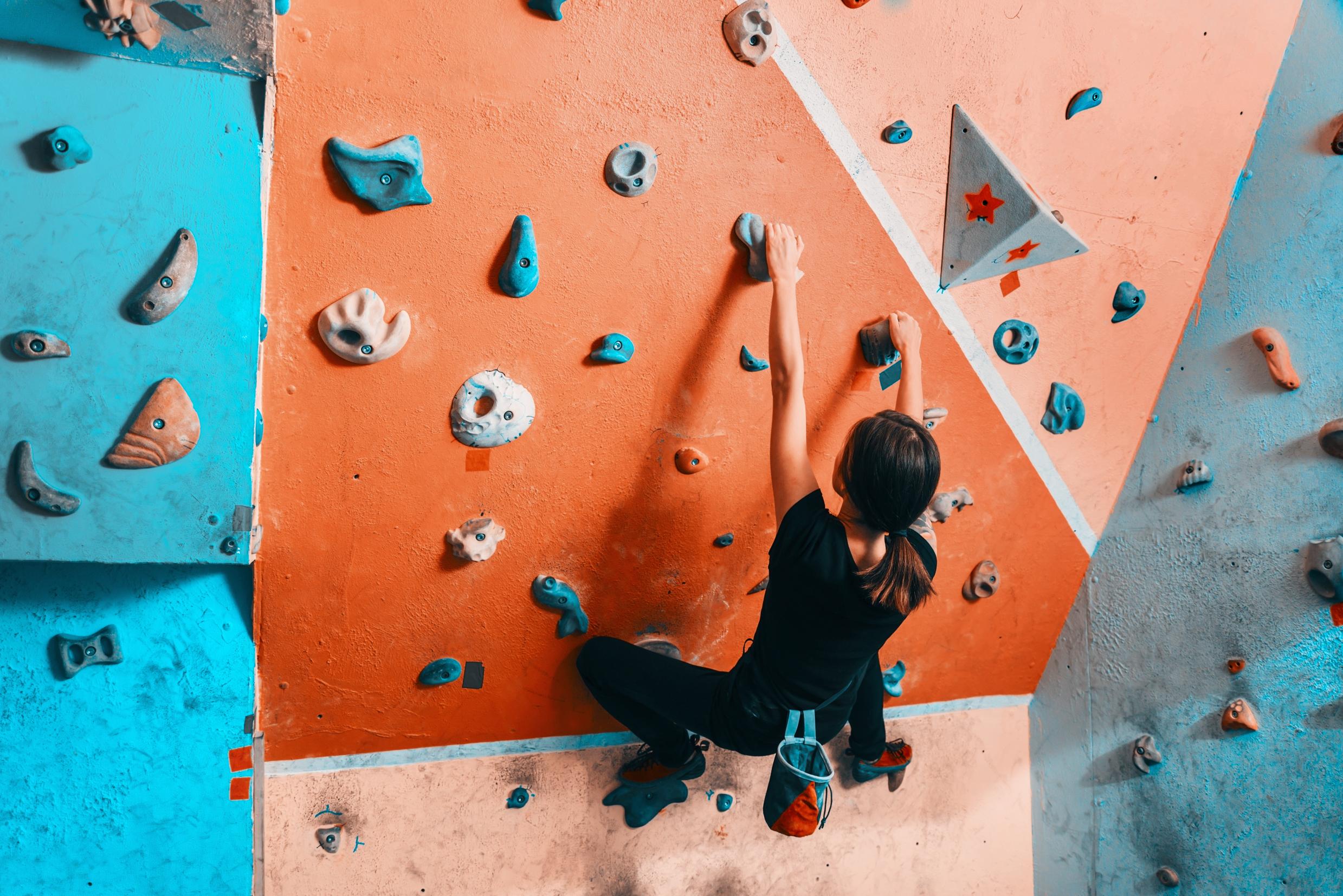 Climbing up the walls. Картина с лезущими по стене людьми. Левел ап скалодром. Девушка карабкается по стене. Спортивная стена с отверстиями по которым лезут вверх.