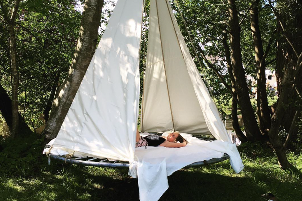 GENIAAL Steeds Meer Mensen Bouwen Hun Trampoline Om Tot Schommelbed