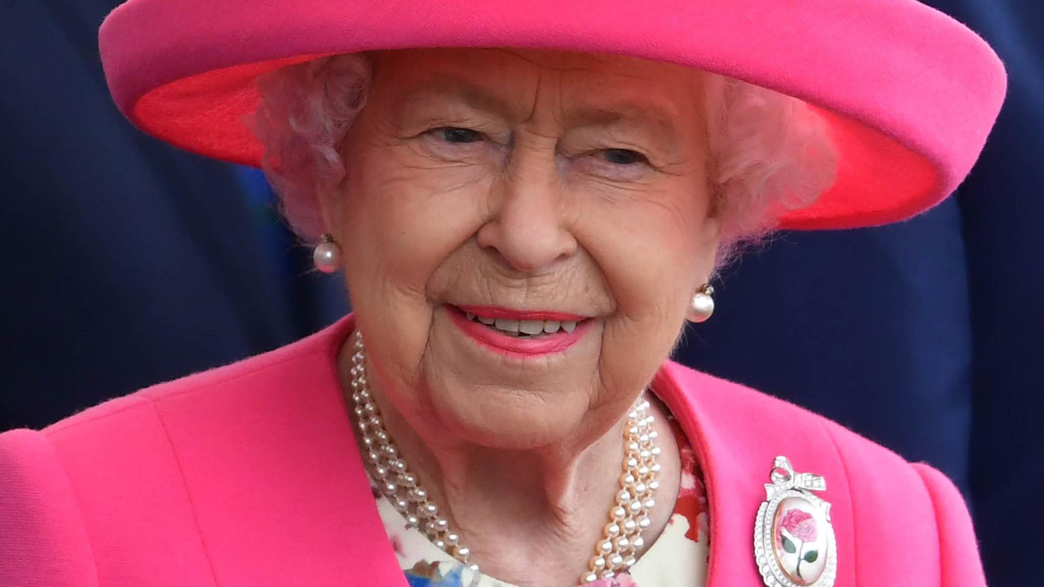 Queen Elizabeth draagt al jarenlang deze (goedkope!) kleur ...